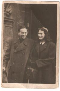 Svatební fotografie rodičů Věry Dvořákové (25.10.1946)