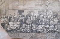 Children from schools in Unčovicích in 1941 (witness, second row from top, second from right) 