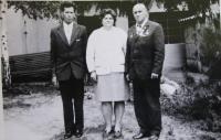 Marie Sczeponáková s  partyzány po válce při návštěvě v Libině (zleva Alexej Bukarev a Alexandr Nikulin)