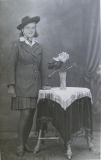 Marie Sczeponiaková (Valouchová) v čtyřicátých letech