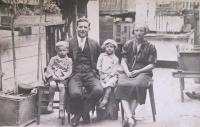 Rodina Valouchů př návštěvě v Kroměříži v třicátých letech zleva bratr pamětnice Josef, otec Josef, Marie (pamětnice ) a matka Bedřiška