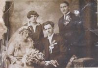 Svatba rodičů pamětnice  Josefa Valoucha a Bedřišky Fialové v roce 1927 v Olomouci