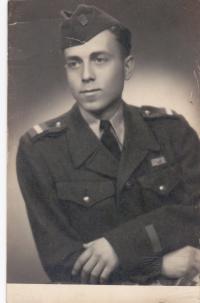 Miloslav Neuberg jako pilotní žák v 1. ročníku ve Šternberku v roce 1949