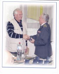 Senátor MUDr. doc. Barták dostává medaili Svazu letců