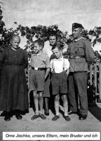 Willi Gerlach mit seinem Bruder Kurt, Eltern und Oma Jischke