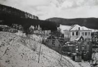 Javoříčko po vypálení-vysoká budova je škola