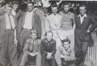 Kamarádi z Březiny, kde rodina bydlela čtyři roky u strýce po tragédii (pamětník je v pruhovaném triku)