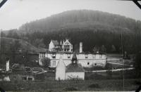 Největší statek Jaroslava Dokoupila. V pozadí vypálený hotel Adolfa Pospíšila