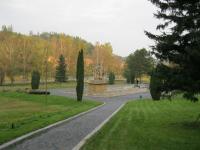 Památník od sochaře Jana Třísky, který připomíná vypálení Javoříčka, říjen 2011, v pozadí část obce Javoříčko