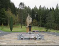 Památník od sochaře Jana Třísky, který připomíná vypálení Javoříčka, říjen 2011