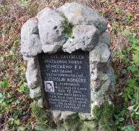 Památník zavražděného Rostislava Konečného v lese u Javoříčka