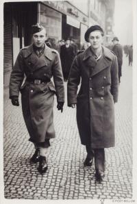 S kamarádem z východní fronty 1945