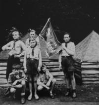 Na táboře v Kounově s oddílovou vlajkou