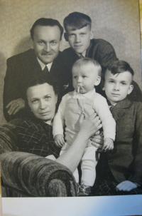 Strýc Emanuel Švígler s rodinou
