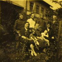 Rodina pamětníka s vojáky 4. ukrajinského frontu v roce 1945 v Proseči u Skutče
