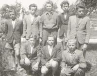 S kamarády na zahradě u sousedů v Cholině – 1946. Vladimír Rogl stojí vpravo.