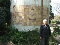 Zeev Miller před vodárenskou a strážní věží Kfar Masaryk