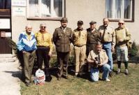 Přípravná komise desky OSJ v Cieszyně. Odleva: Gavenda, Laiczyk, Chraniuk, Vincour, Fober, Švábenský, Teichmann. Klečí: Fiala. Odhalení pamětní desky bylo 27.října 1996