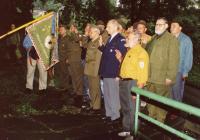 Sněm skautského oddílu V. Fanderlika - členové u pam. desky odboje slezských junáků v Cieszyně 31.8.2001