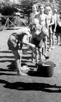 Výdej jídla na táboře BIKINI v Komorní Lhotce v roce 1946