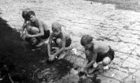 Mytí na táboře BIKINI 1946