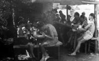 Oběd na táboře BIKINI 1946