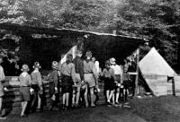 Výdej jídla na táboře BIKINI v Komorní Lhotce v roce 1946