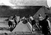 Stavění stanu na Svojsíkově táboře 1946