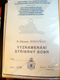 Vyznamenání Stříbrný bobr Eduardu Konvičkovi-Pajtášovi č. 4/98