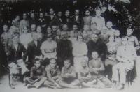 Škola, Mikuláš Vondráček ve druhé řadě úplně vpravo