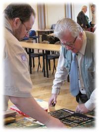 Na setkání sběratelů skautských odznaků, které začal sbírat na jamboree 1947