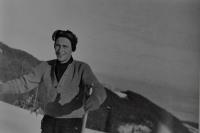 Antonín Zelenka v leteckém svetru / Krkonoše / asi 1947