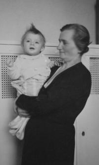 S tetičkou v kojeneckém ústavu v Krči 1942-1943