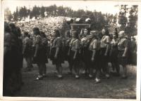 Vzpomínkový obřad ve zničené osadě Ležáky, 24. června 1945 (A. Lorencová na kraji třetí řady zprava)