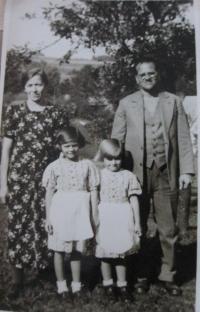 Matka Ernestine, sestra Ema, pamětnice Elsa a otec Eduard v Hazlově