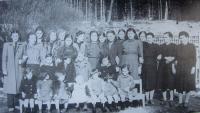 Řecké a české vychovatelky v Kysiblu v roce 1949