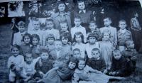 Skupina řeckých dětí se svými mladými učiteli ve Velkých Heralticích