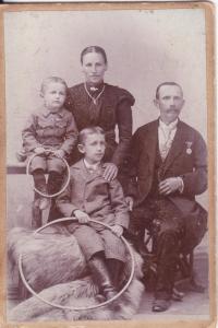Dědeček Karel Hackenberg s babičkou a dvěma syny (nahoře otec pamětnice Richard)