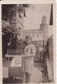 Helena Křížová v třicátých letech v Žulové (Friedeberg)
