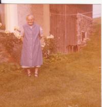Maminka pamětnice Marie Hackenberg před rodným domem pamětnice v roce 1974