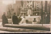 Poslední svatba v kostele sv. Barbory ve Waldecku (Zálesí) ženich - učitel Oskar Sohne, nevěsta dcera hospodského Šarlota Meixnerová- asi v roce 1944