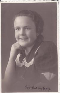 Sestra pamětnice Elizabet Hackenberg, která zemřela v osmnácti letech na zápal mozkových blan