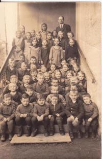 Školní děti z Waldecku (Zálesý) s učitelem Bártlem v roce 1939 ( v druhé řadě z dola, třetí zleva brtr pamětnice Stefan)