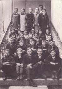 Školní děti z Waldecku (Zálesý) s učitelem Seidlem v roce 1939 (pamětnice v druhé řadě z vrchu, třetí zleva a první vlevo dole její bratr Johan)