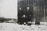 Margit Hildard Neugebauer with her mother and aunt Marta Ronge, who raised her after the war