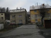 Vlevo dům v Javorníku, kde pamětnice  bydlí skoro celý život