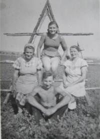 Zleva maminka pamětnice Elfride Neugebauer a bratr otce Franz Neugebauer