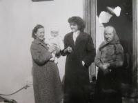 Úplně vpravo maminka pamětníka Zuzana Bocková