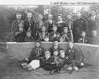 3. oddíl Místek před besídkou v roce 1923 (jedna z prvních fotografií oddílu, Kalmus tehdy nebyl ještě narozen)