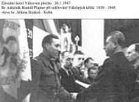Závodní hotel Válcoven Plechu 26. 1. 1947. Br. Rudolf Plajner uděluje Junácké válečné kříže 1939 - 1945. Vlevo br. Alfons Strakoš -  Kohn